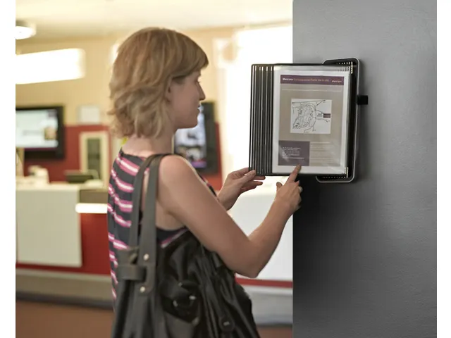 Système de présentation mural Tarifold VEO A4 PP avec 10 poches noir