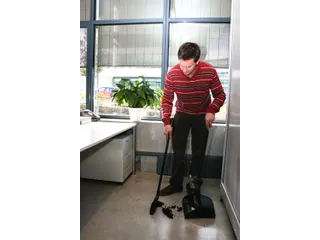 Handveger Rubbermaid Executive Lobby Bezem met lange steel zwart - 5