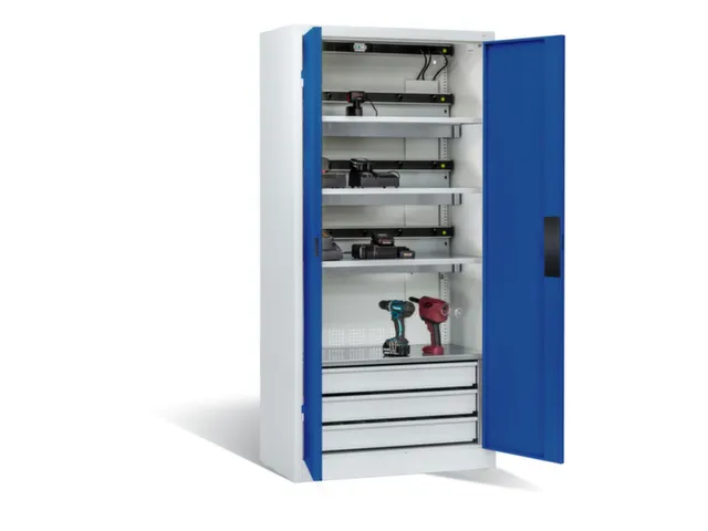 acculaadkast 1950x930x500mm 15stekkerdozen 230V ventilator fr. RAL5010