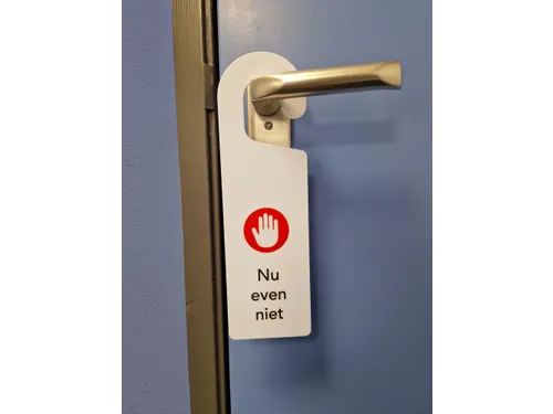 Kunststof deurhanger 250x75mm Voel je welkom - Nu even niet Wit