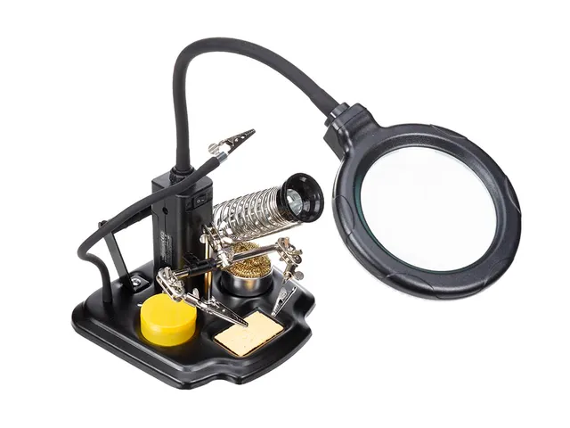 Derde Hand Met Vergrootglas En Soldeertools