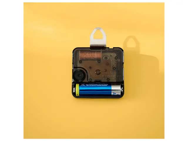 Wandklok Leitz Cosy geel glas