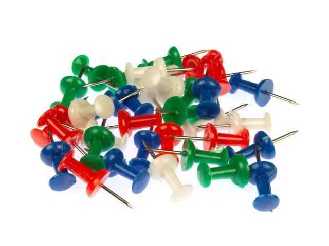 Push-pin Kangaro. 40 pièces en 4 couleurs : rouge, vert, bleu et blan