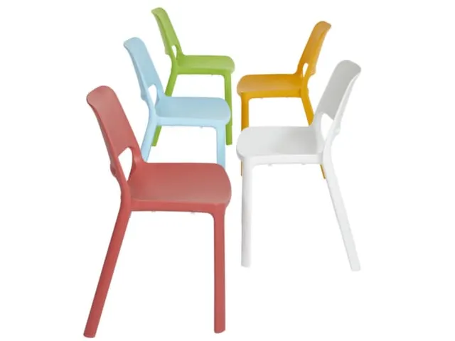 chaise empilable,4 pieds,coque d’assise PP bleu ciel
