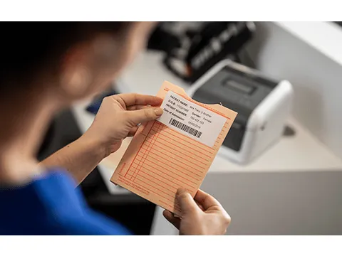 Brother BDE-1J026076-102 voorgestanste labelrol met witte labels van 7