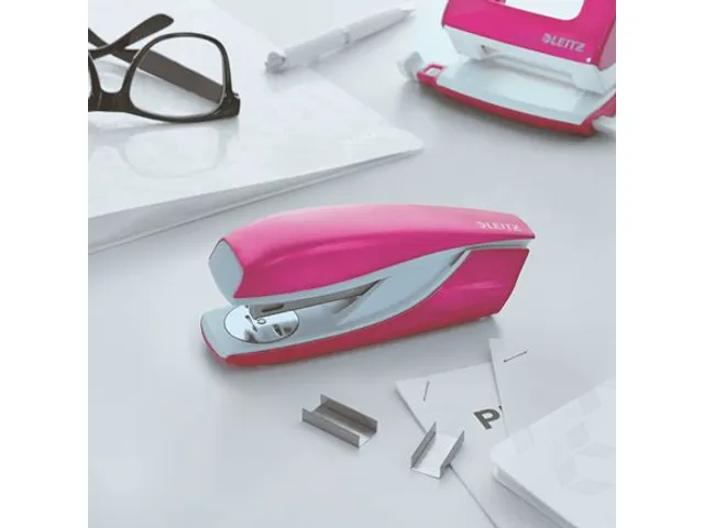 Nietmachine Leitz WOW NeXXt 30vel 24/6 roze