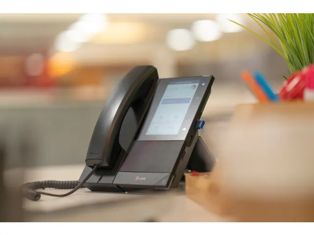 POLY CCX 500 zakelijke telefoon met Open SIP en PoE-ondersteuning