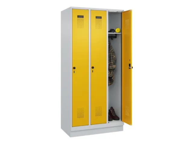 locker,HxBxD 1950x900x500mm,3vak,vak B 300mm,draaigrendel,sokkel