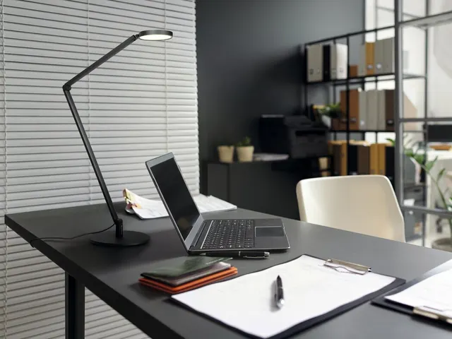 LUCTRA TABLE UP 4000K BASE LED Bureaulamp zwart
