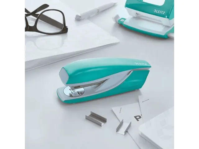 Nietmachine Leitz WOW NeXXt 30vel 24/6 ijsblauw