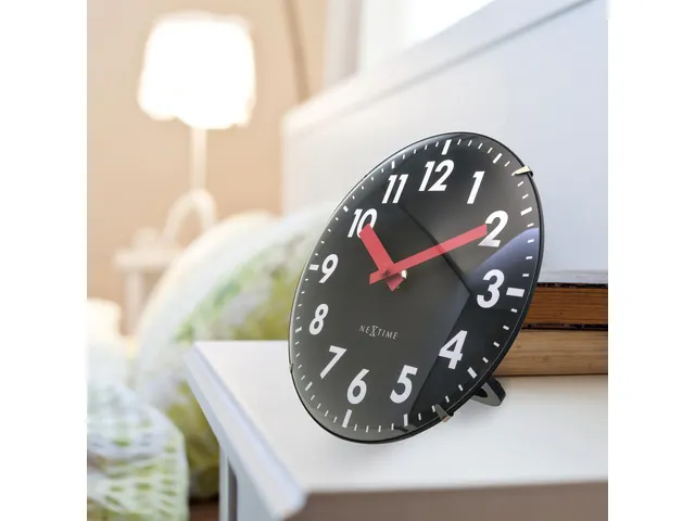 Horloge de table Nextime Duomo Mini 20 cm noir avec un verre bombé