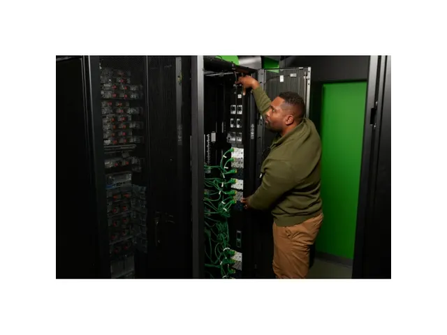 APC NetShelter Rack PDU Advanced, Contrôlé, 3PH, 22,1kW 400V 32A ou
