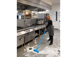Vikan Hygiene luiwagen met waterdoorvoer zwart extra hard 270mm - 8