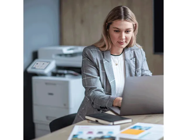 Zakelijke A4 kleurenlaserprinter met diverse papieropties, geavanceerd