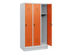 schoollocker,HxBxD 1630x900x500mm,3vak,vak B 300mm,draaigrendel,sokkel