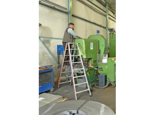 trapladder,beide zijden,2x8treden,Stand H 1,38m,balk L 2,05m,aluminium
