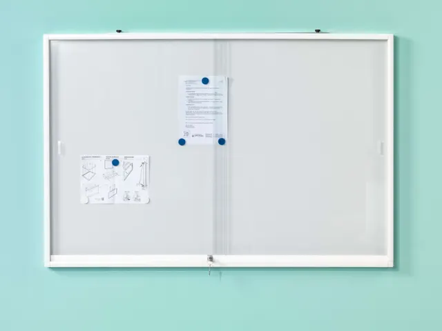 Binnenvitrine magneethoudend 67x97cm schuifdeur plexiglas