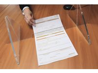Transparant hygienisch acryl bureauscherm met doorgeefluik 780x640mm