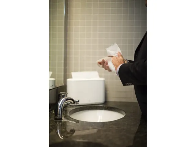 Tork 552200 Xpress Multifold Countertop Handdoekdispenser H2 Wit