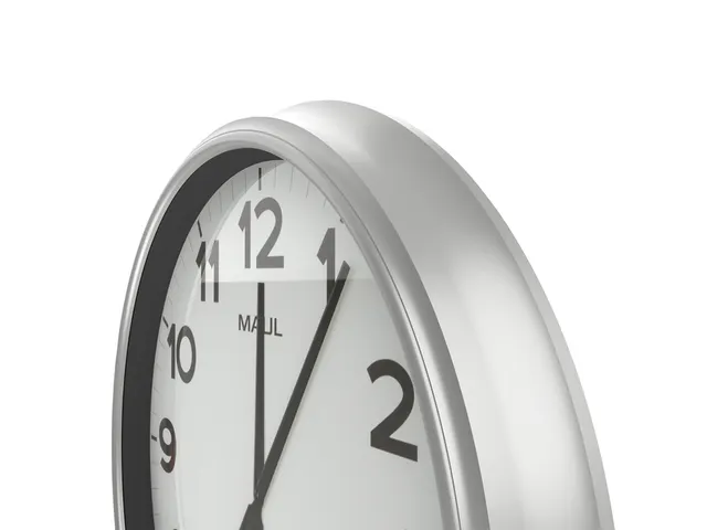 Wandklok MAUL Ride RC Ø61x7.5cm kunststof zilver/wit incl batterij
