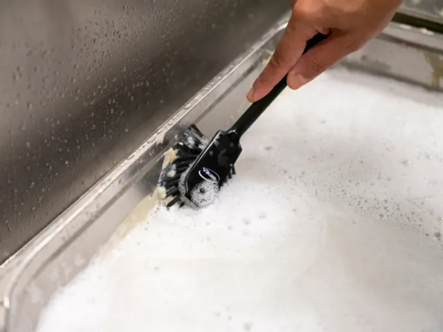 Vikan Hygiene afwasborstel met schraprand medium vezels 280mm zwart