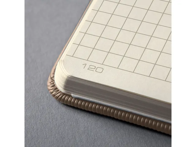 Notitieboek Conceptum A4 Beige 5mm ruit hardcover. Genummerde pagina's