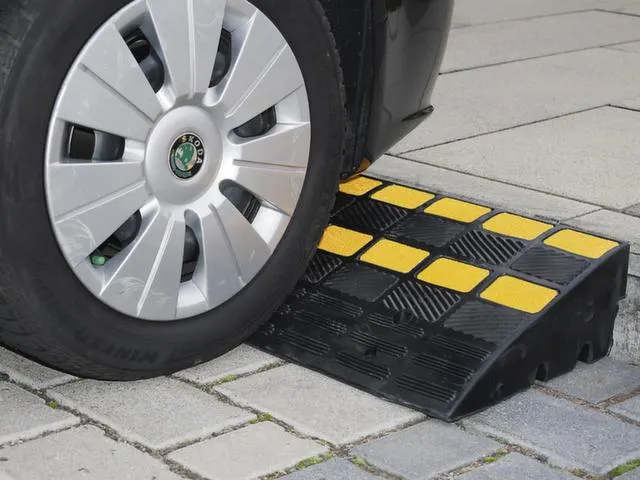 Stoeprand Oprit 100x 600x 300mm 2 Kabelkanalen Elastisch Zwart/Geel