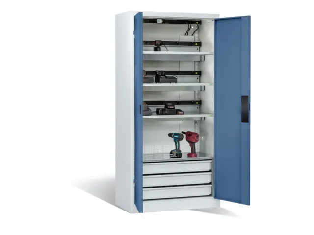 acculaadkast 1950x930x500mm 15stekkerdozen 230V ventilator fr. RAL5023