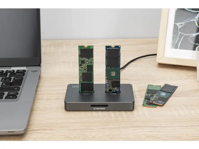 DIGITUS M.2 NVMe + M.2 SATA SSD docking station met SD Express kaartle