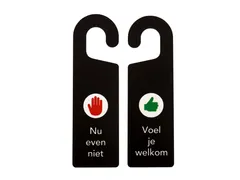 Kunststof deurhanger 250x75mm Voel je welkom - Nu even niet Zwart