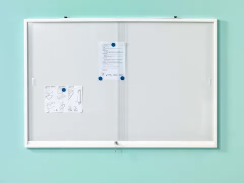 Binnenvitrine Magneethoudend 90x120x6,5cm schuifdeur glas