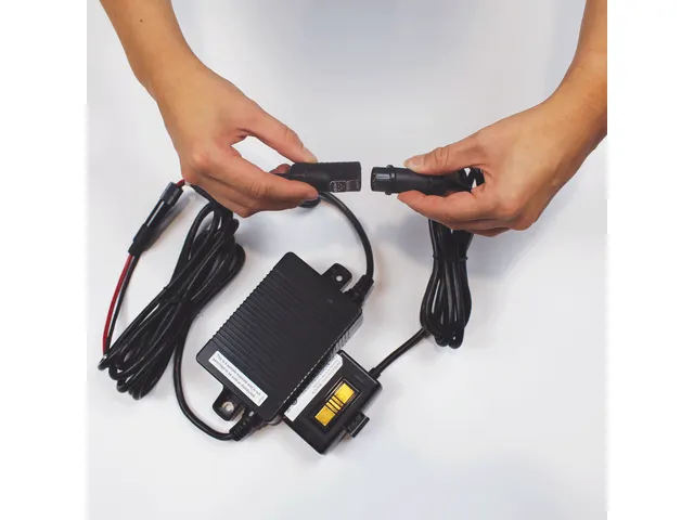 Aansluiting voor voertuigen via de accu waardoor er geen batterij nodi