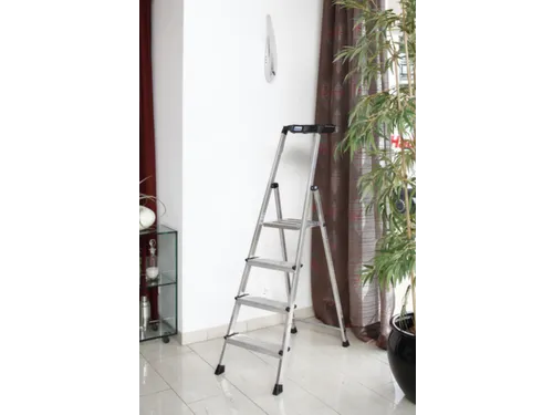 trapladder,eenzijdig,4treden,bordes m. antislip elementen,balk L 1,6m