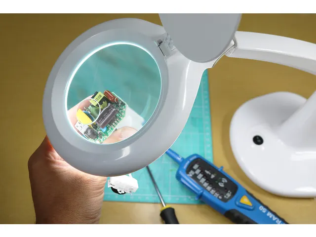 400108074 Unilux Magnifying Lamp Mini Zoom LED 6000K 785lm wit