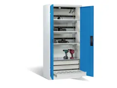 acculaadkast 1950x930x500mm 15stekkerdozen 230V ventilator fr. RAL5012