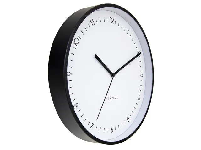 Horloge murale NeXtime Berlin de 30 cm en aluminium blanc