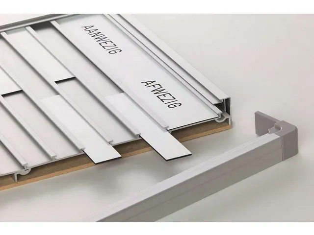 Set van 10 blanco naamplaatjes tbv presentiebord