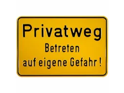 aanwijzingsbord,Eigen weg - Betreden op eigen risico!