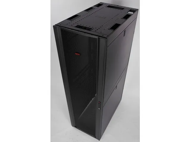 APC AR3100 NetShelter SX 42U 600mm(b) x 1070mm(d) 19 inch IT rack, beh