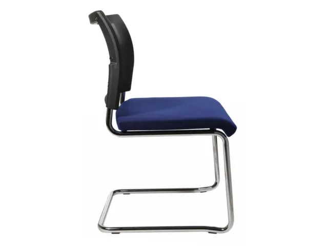 Chaise visiteur Assise bleu Dossier maille Noir Cadre traineau