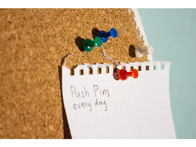 Push-pin Kangaro. 40 pièces en 4 couleurs : rouge, vert, bleu et blan