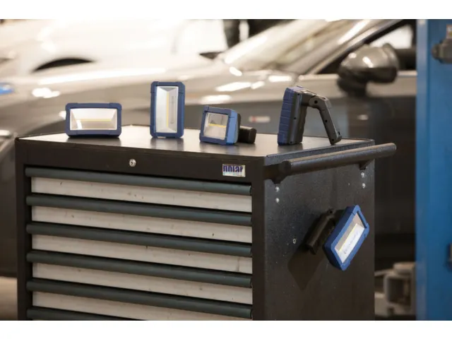 accu-werklamp,behuizing kunststof,COB-led,500-1000lumen,powerbank
