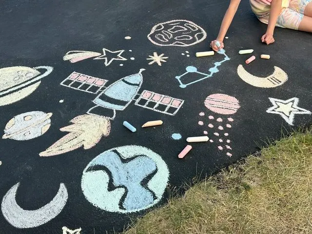 Stoepkrijt Eberhard Faber emmer met 50 krijtjes