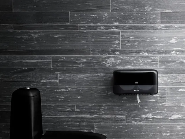 Tork T7 OptiServe Hulsloos Toiletpapier Dispenser Elevation Zwart