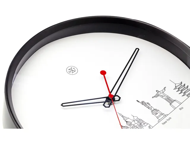 Horloge murale NeXtime 'Worldtour' Ø30cm plastique noir