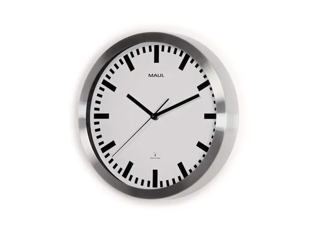 Wandklok MAUL Pilot RC Ø30,5cmx4.5cm aluminium/wit incl.batterij