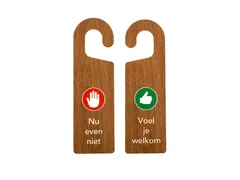 Kunststof deurhanger 250x75mm Voel je welkom - Nu even niet Houtlook