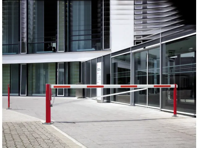 afzetting,totale B 4,5m,boom aluminium rood/wit