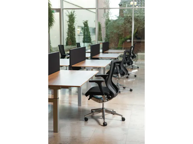 Siège de bureau 105 tissu noir dossier Mesh noir piètement croix alu