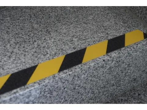 antisliplaag,geel/zwart,band LxB 25mx50mm,met antislip-eigenschappen